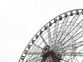 pariserhjulet och den vita himlen i bakgrunden. gorky park, kharkov city, ukraine foto