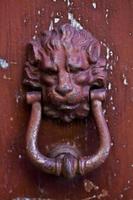 forntida lejonformad dörrknackare foto