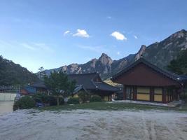 traditionellt asiatiskt tempel i Seoraksan nationalpark, Sydkorea foto