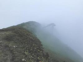 Kaukasusberg insvept i moln på Roza Khutor, Ryssland foto