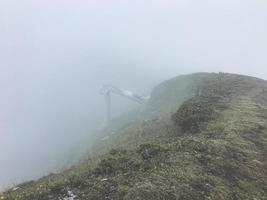 Kaukasusberg insvept i moln på Roza Khutor, Ryssland foto