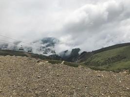 Kaukasusberg insvept i moln på Roza Khutor, Ryssland foto