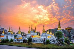tjugo pagoder är ett buddhistiskt tempel i provinsen Lampang, Thailand foto