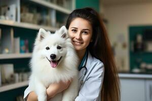veterinär kvinna innehav söt förtjusande vit fluffig hund i sällskapsdjur klinik, generativ ai foto
