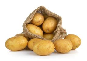 potatis i säcken som isoleras på vit bakgrund foto