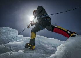 nepal, solo- khumbu, everest, bergsklättrare klättrande på icefall foto