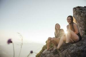 schweiz, grövre myten, två Lycklig flick på en vandring resa har en ha sönder på soluppgång foto