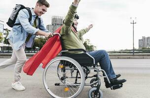 ung man tryckande senior man Sammanträde i en rullstol klädd upp som superhjälte foto