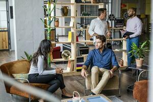 företag team har ett informell möte i loft kontor foto