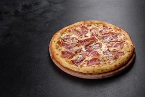 utsökt färsk krispig pizza från ugnen med skinka, ost och basilika foto