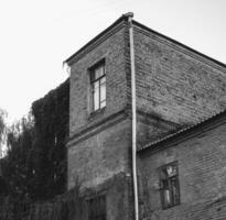 främre se av gammal byggnad svart och vit begrepp Foto