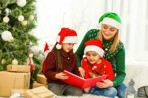mor utgifterna tid med döttrar nära jul träd foto