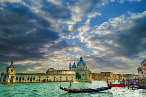 gondol på kanal grande med basilika di santa maria della honnör i de bakgrund, Venedig, Italien foto