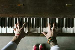 mannens händer spelar de piano foto