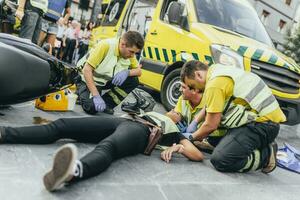 paramedics portion krascha offer efter skoter olycka foto