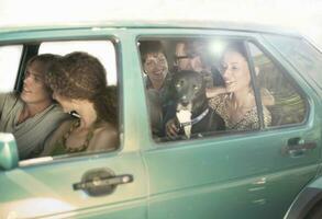 leende manlig och kvinna vänner Sammanträde i bil under väg resa foto