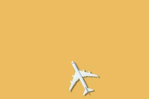 miniatyr- leksak flygplan på gul bakgrund. resa förbi flygplan. foto
