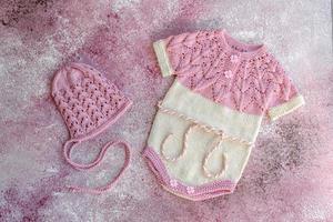 stickade kläder av naturliga ulltrådar för ett nyfött barn foto