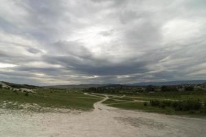 landskap från en kulle under en molnig himmel foto