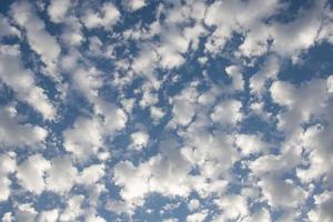 dramatiska moln på himlen och morgontimmar foto