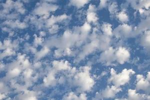 dramatiska moln på himlen och morgontimmar foto