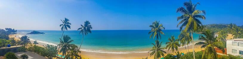 skön paradis tropisk strand vågor palmer mirissa strand sri lanka. foto