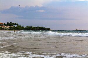 vackert landskap panorama starka vågor bentota beach på sri lanka. foto