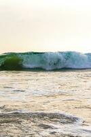 vackert landskap panorama starka vågor bentota beach på sri lanka. foto