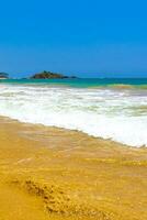 skön paradis tropisk strand vågor palmer mirissa strand sri lanka. foto