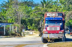 puerto escondido oaxaca mexico 2023 blå och röd gammal mexikansk lastbil transportör leverans bil Mexiko. foto