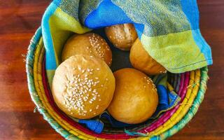 utsökt runda bullar med sesam frön på trä- tabell Mexiko. foto