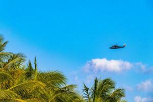 turist helikopter flugor över de karibiska hav i Mexiko. foto