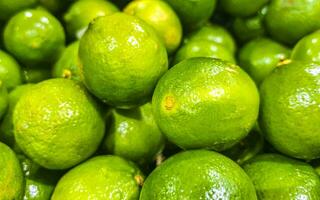 saftig grön kalk citron- citrus- frukt frukt mataffär Mexiko. foto