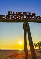 puerto escondido oaxaco mexico 2023 romantisk paradis gunga på strand med solnedgång puerto escondido Mexiko. foto