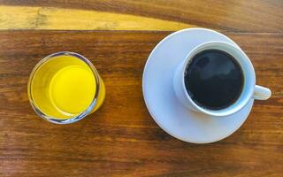 kopp av americano svart kaffe och orange juice restaurang Mexiko. foto