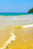 skön paradis tropisk strand med vågor mirissa strand sri lanka. foto