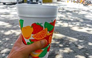 orange mång vitamin frukt juice i ta bort kopp Mexiko. foto
