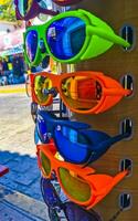 färgrik Häftigt solglasögon på turist försäljning stå i Mexiko. foto