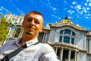 man med selfie på bra konst arkitektonisk mästerverk mexico stad. foto