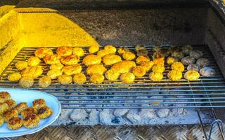 hemlagad köttbullar grill i de trädgård i Tyskland. foto