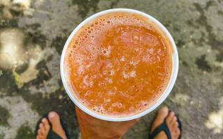 orange mång vitamin frukt juice i ta bort kopp Mexiko. foto