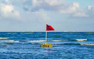 röd flagga simning förbjuden hög vågor playa del carmen Mexiko. foto