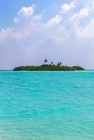 rasdhoo ö se från tropisk sandbank öar madivaru finolhu maldiverna. foto