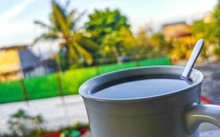 kopp av americano svart kaffe i tropisk restaurang Mexiko. foto