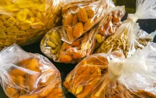olika nötter i väska pekannötter jordnötter pumpa solros frön mandlar. foto