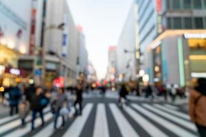 abstrakt oskärpa shoppinggata på shinjuku i tokyo, japan för bakgrund foto