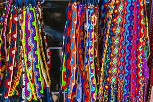 färgrik tyg armband på mexikansk marknadsföra playa del carmen Mexiko. foto