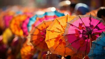 färgrik paraplyer och kostymer fylla de gator på mumbai karneval i Indien foto