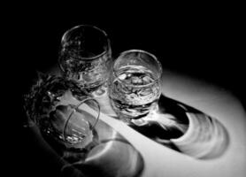 tömma skott glasögon för alkoholhaltig drycker vodka stående på trä- tabell foto