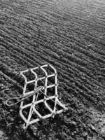 plöjt fält för potatis i brun jord på öppen landsbygd natur foto